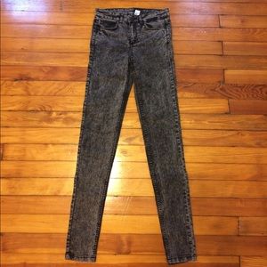 LAST CHANCE!!Divided acidwash grey skinny jeans