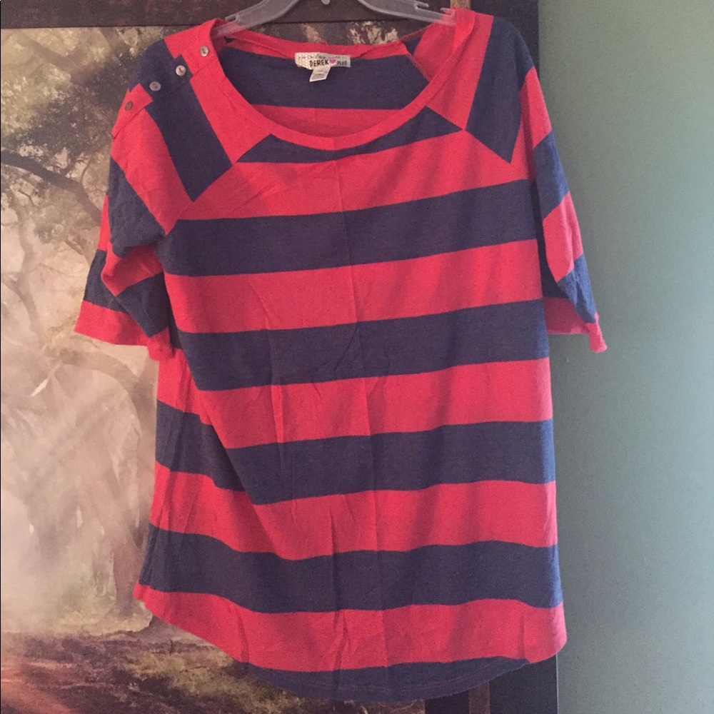 Tee shirt with buttons
