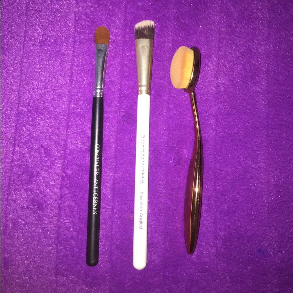 3 Eye shadow and face brushes