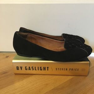 Size 7 Clarks Suede Flat with accent