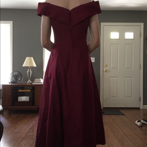 Burgundy off-shoulder full-length dress - Picture 4 of 4