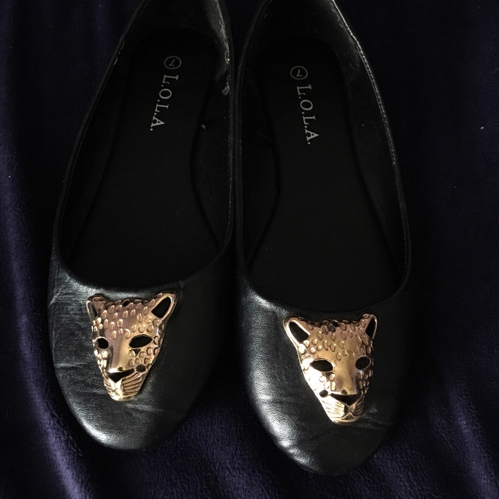 Black flats with a golden lion pendent on the toe✨