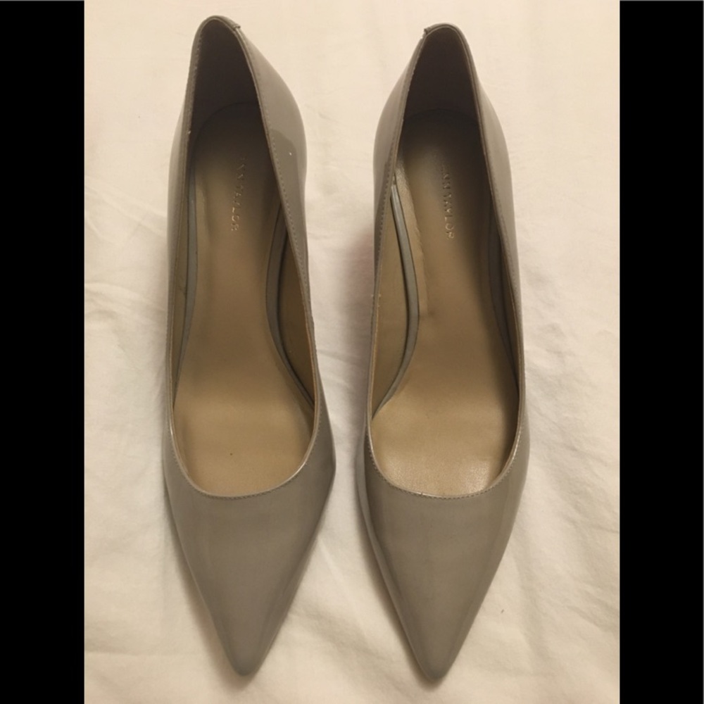 Dove grey patent leather pointy toe pump.