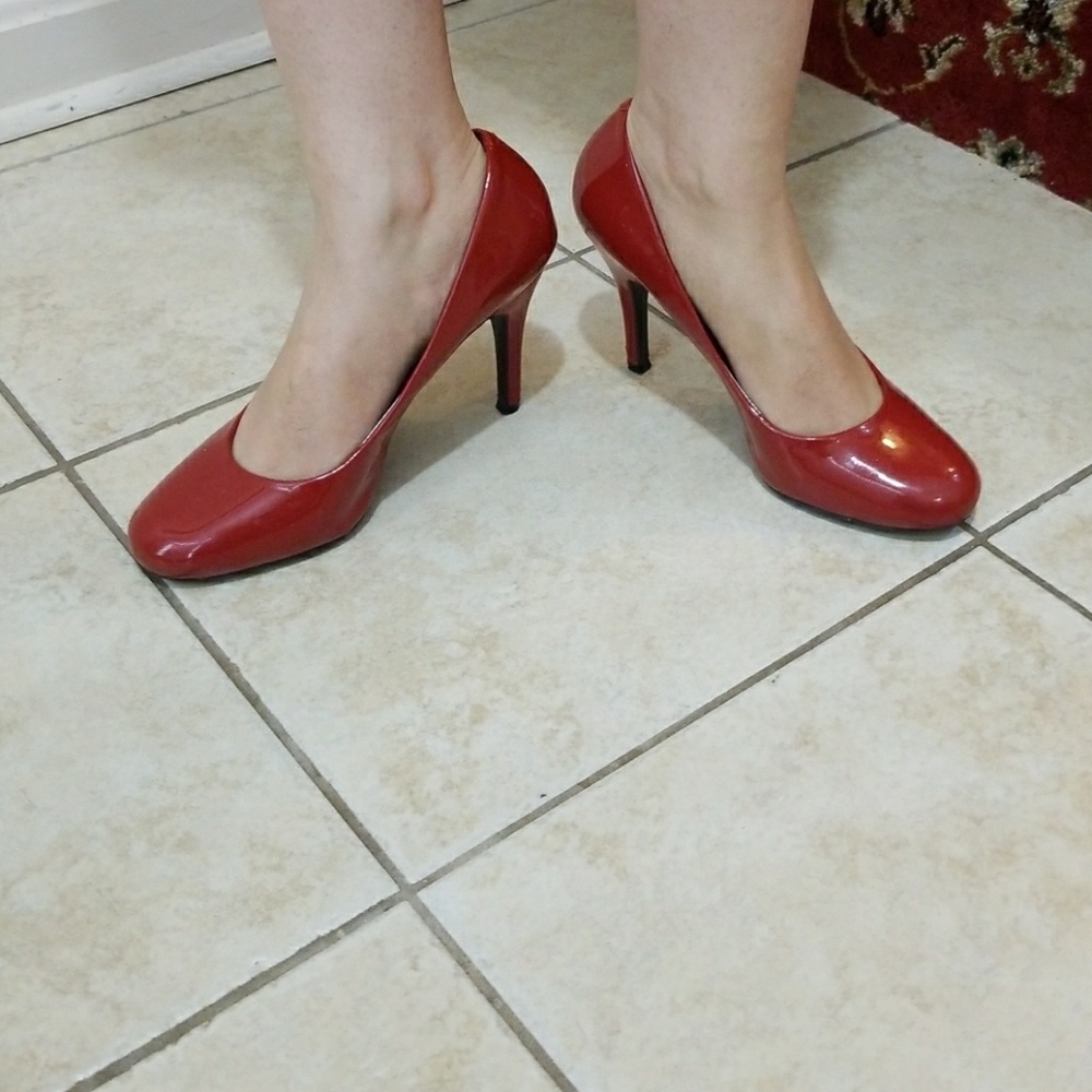 Jessica Simpson's patent red round toe shoes