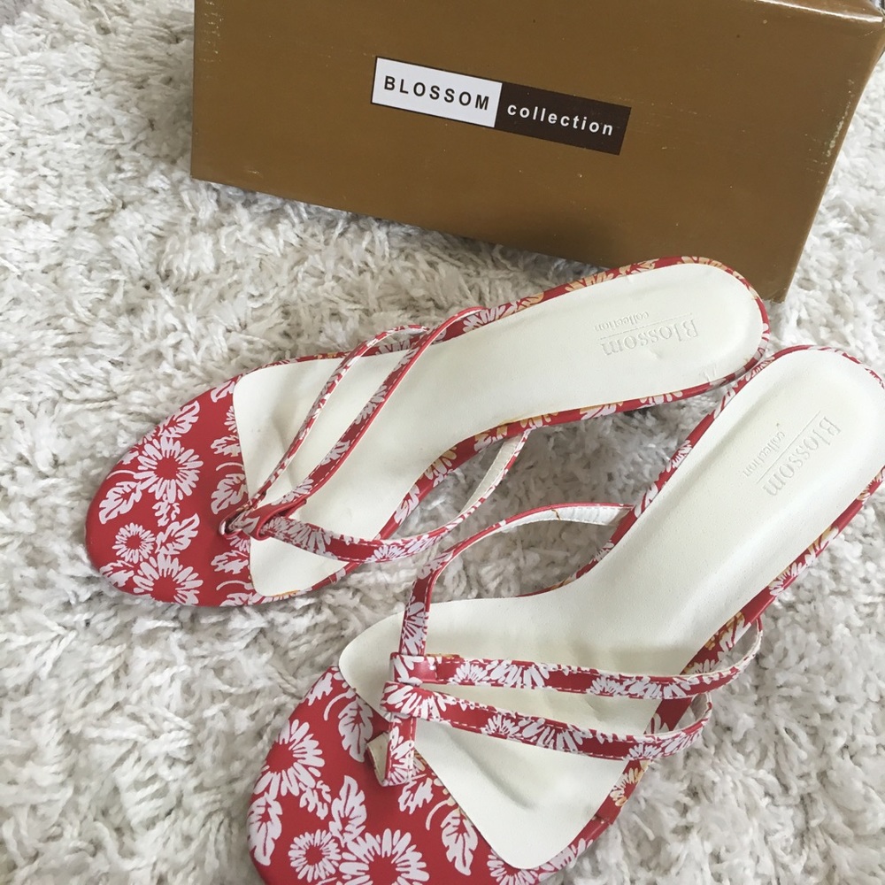 NWOT red with white floral kitten heel size 9