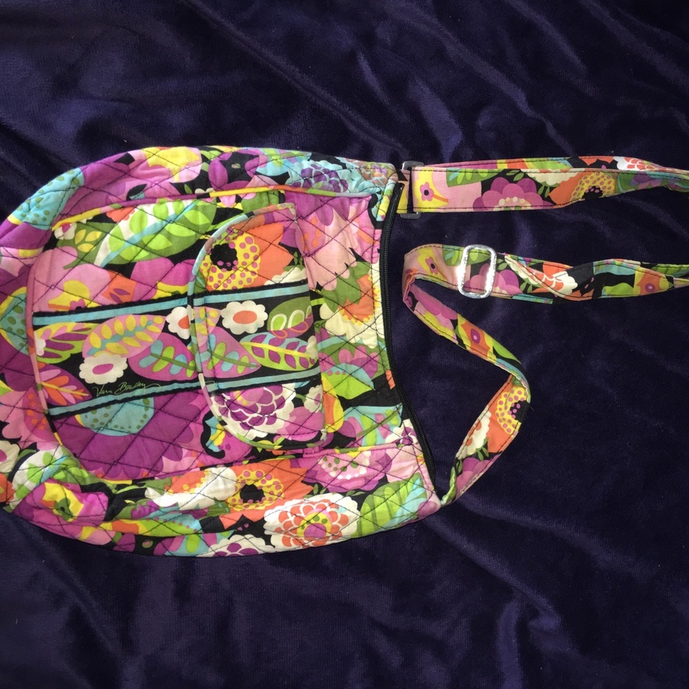 A Vera Bradley shoulder bag 🌺