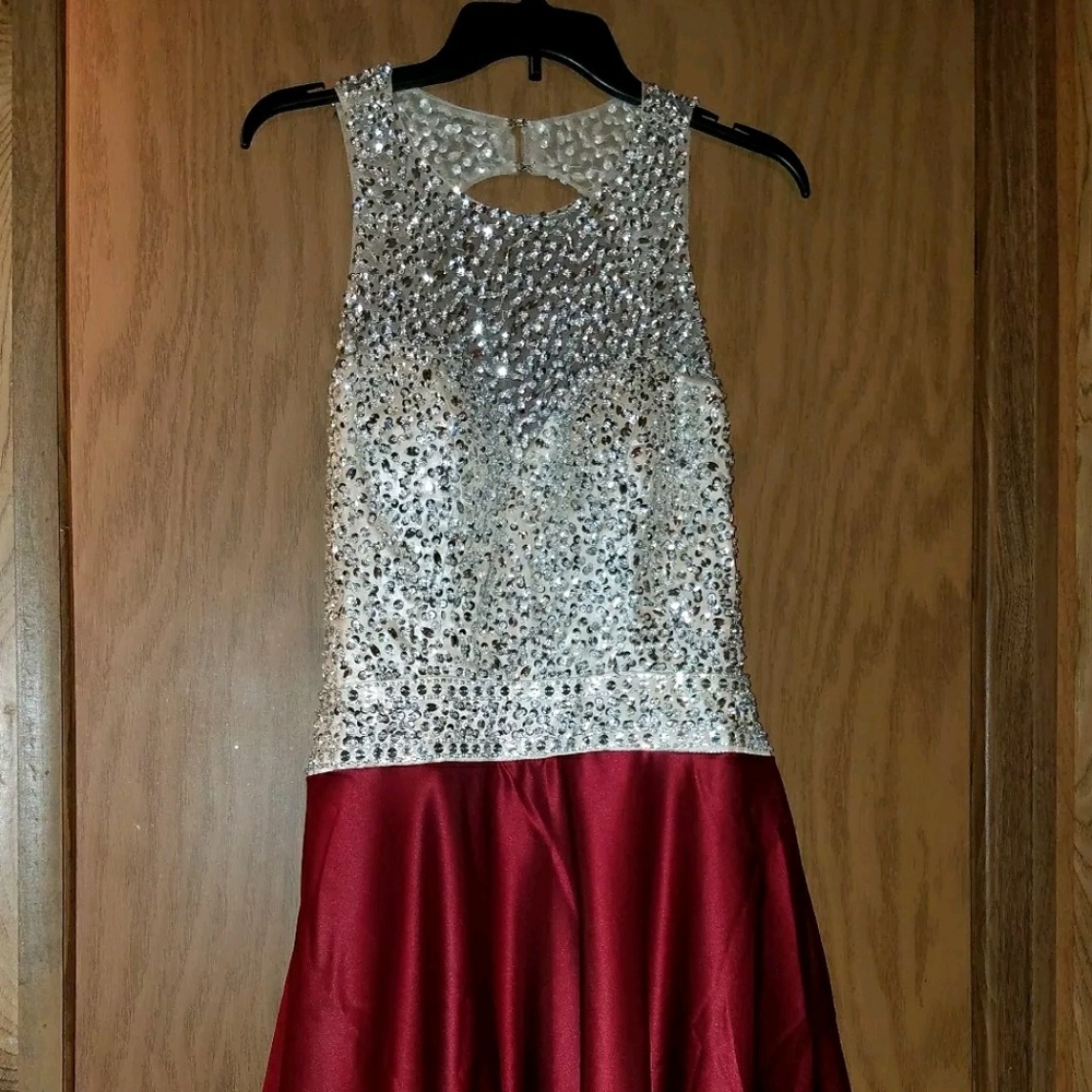 Beautiful key hole back burgundy and sequin size 6
