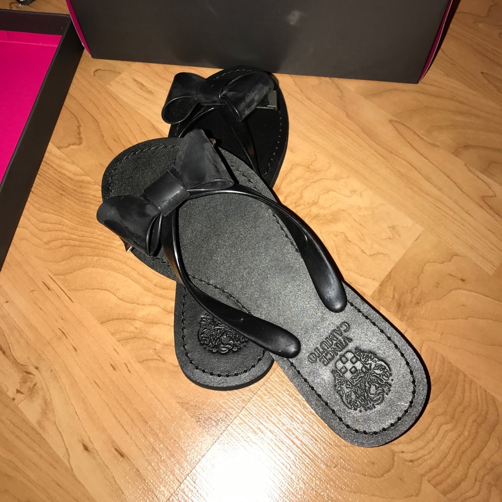 Vince Camuto bow flip flops