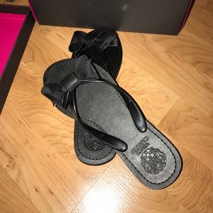 Vince Camuto bow flip flops