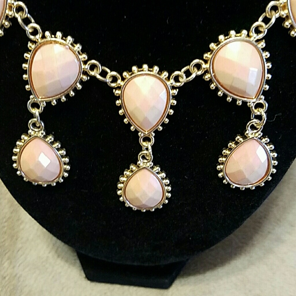 🍂🍂CHARMING DROP NECKLACE AND EARRING SET - Picture 2 of 4