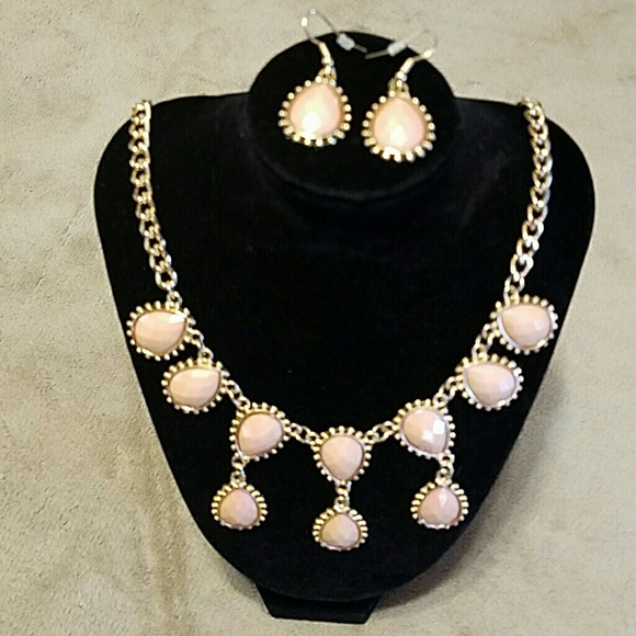 🍂🍂CHARMING DROP NECKLACE AND EARRING SET - Picture 1 of 4