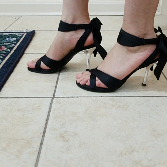 Black sandles with silver heels & a BOW👡 - Picture 3 of 4
