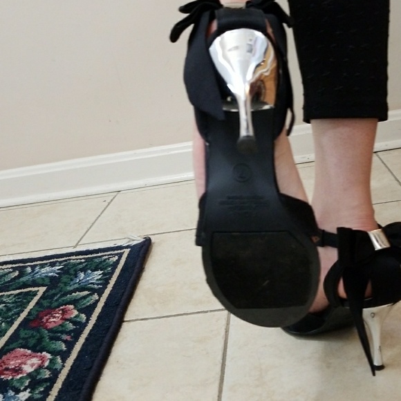 Black sandles with silver heels & a BOW👡 - Picture 4 of 4