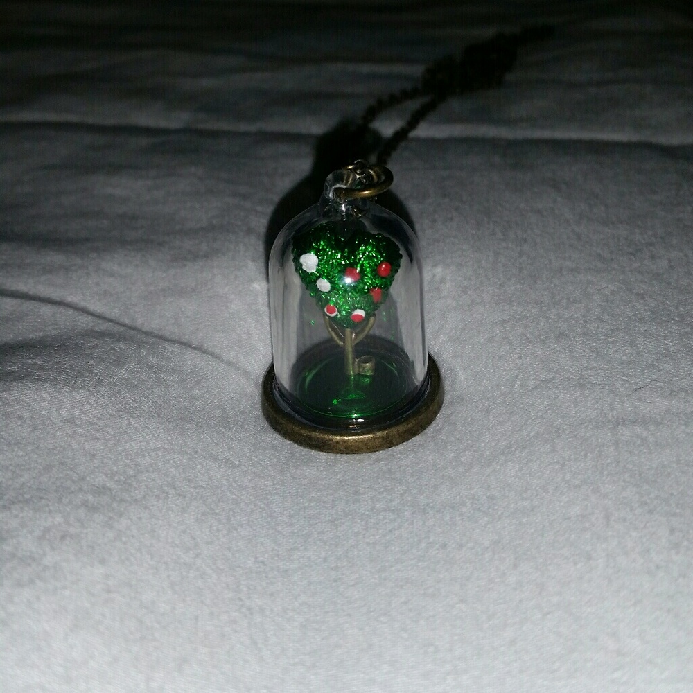 Alice in Wonderland Painting the Roses Red Chain