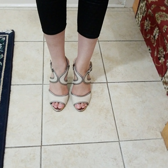 TAHARI sandles - Picture 1 of 5