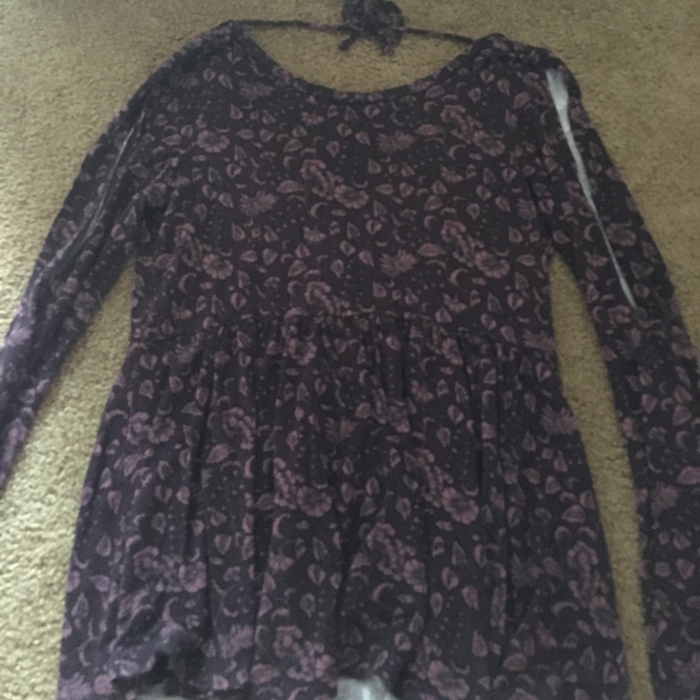 Purple patterned blouse with open arms