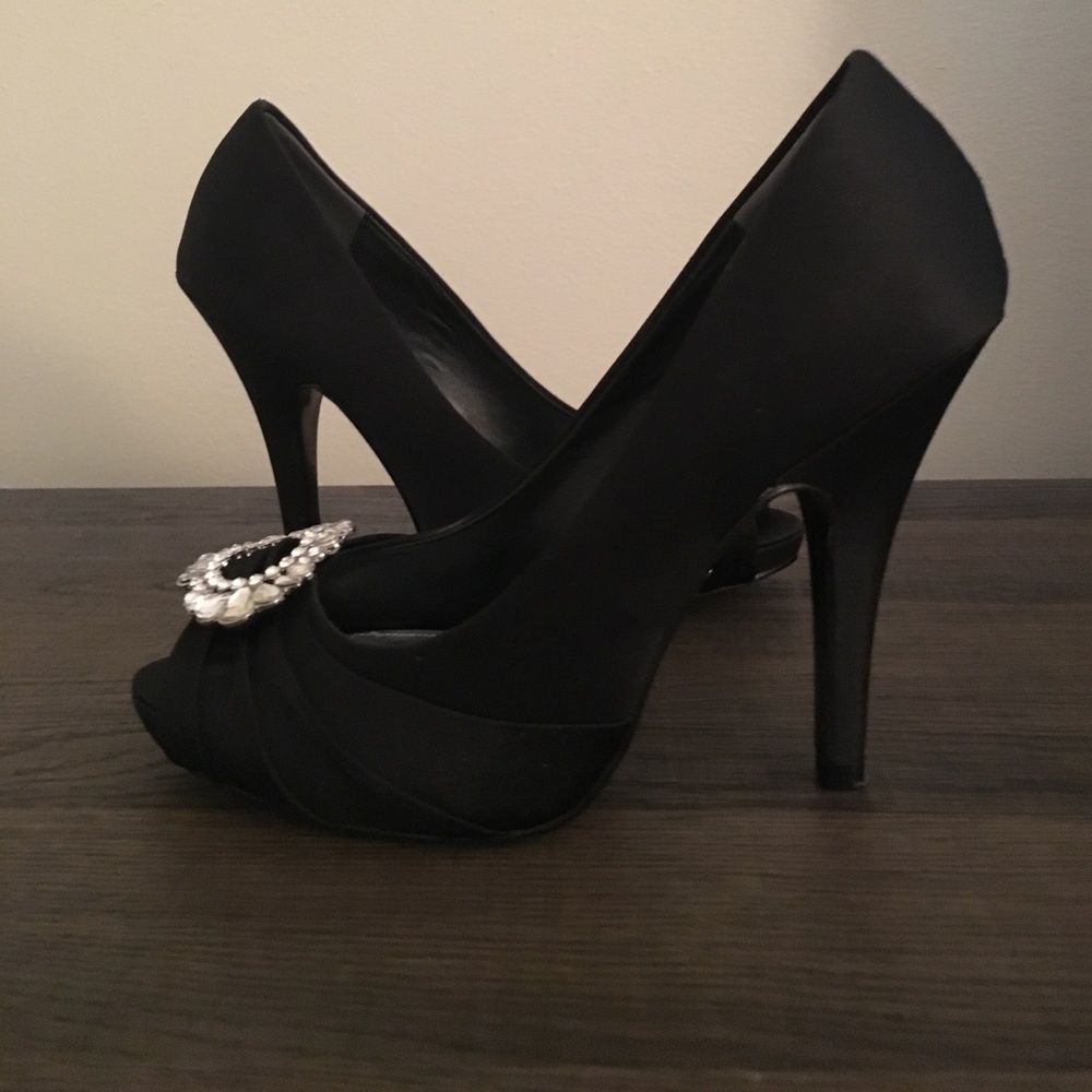 Satin pumps