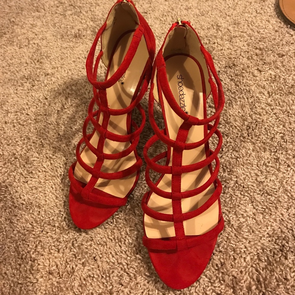 Red strappy heels 👠
