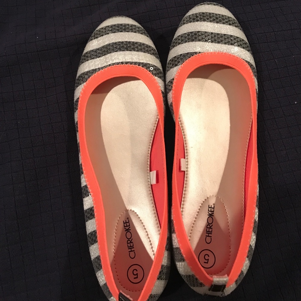 Girls Cherokee Shoes size 5. Never worn before.