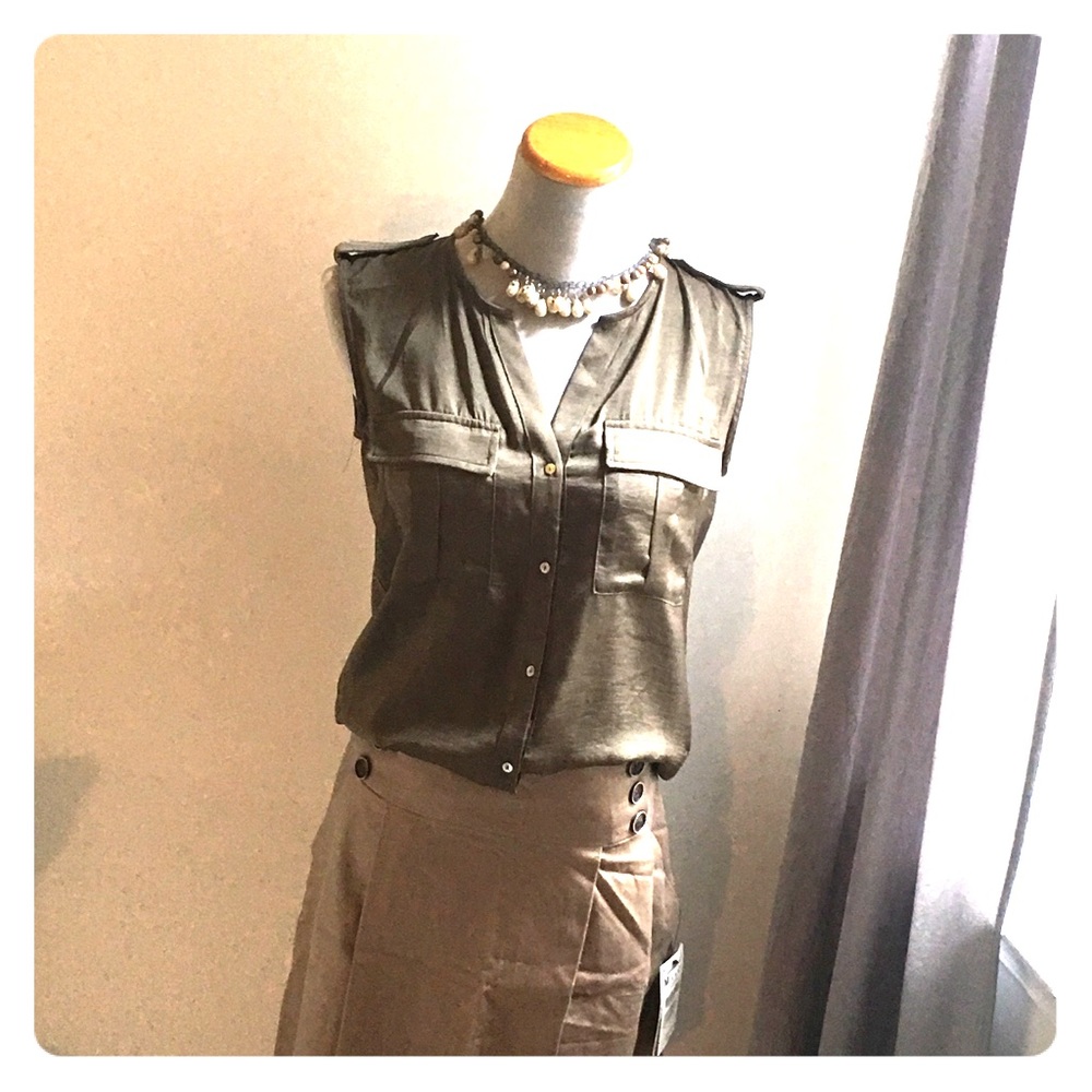 NWT Khaki skirt with side zipper