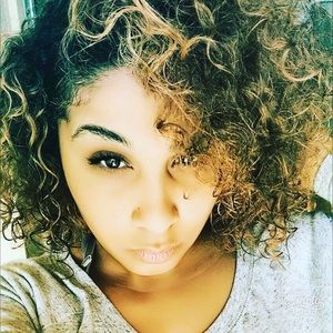 Meet your Posher, Launa