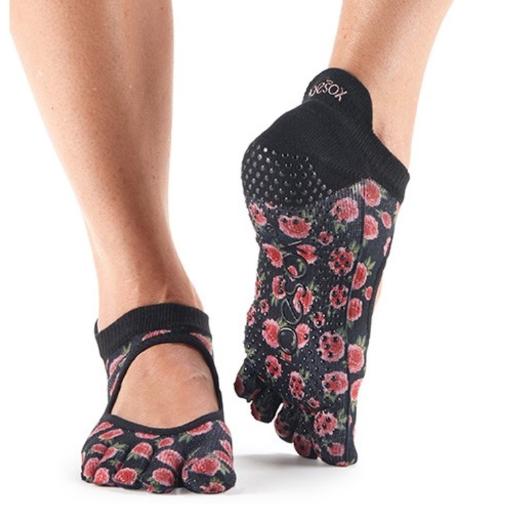 Toesox Grip Full Toe Low Rise in color "Rosie"