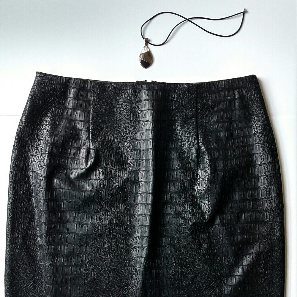 🎉HP🎉 H&M Black Faux Leather Snakeskin Mini Skirt