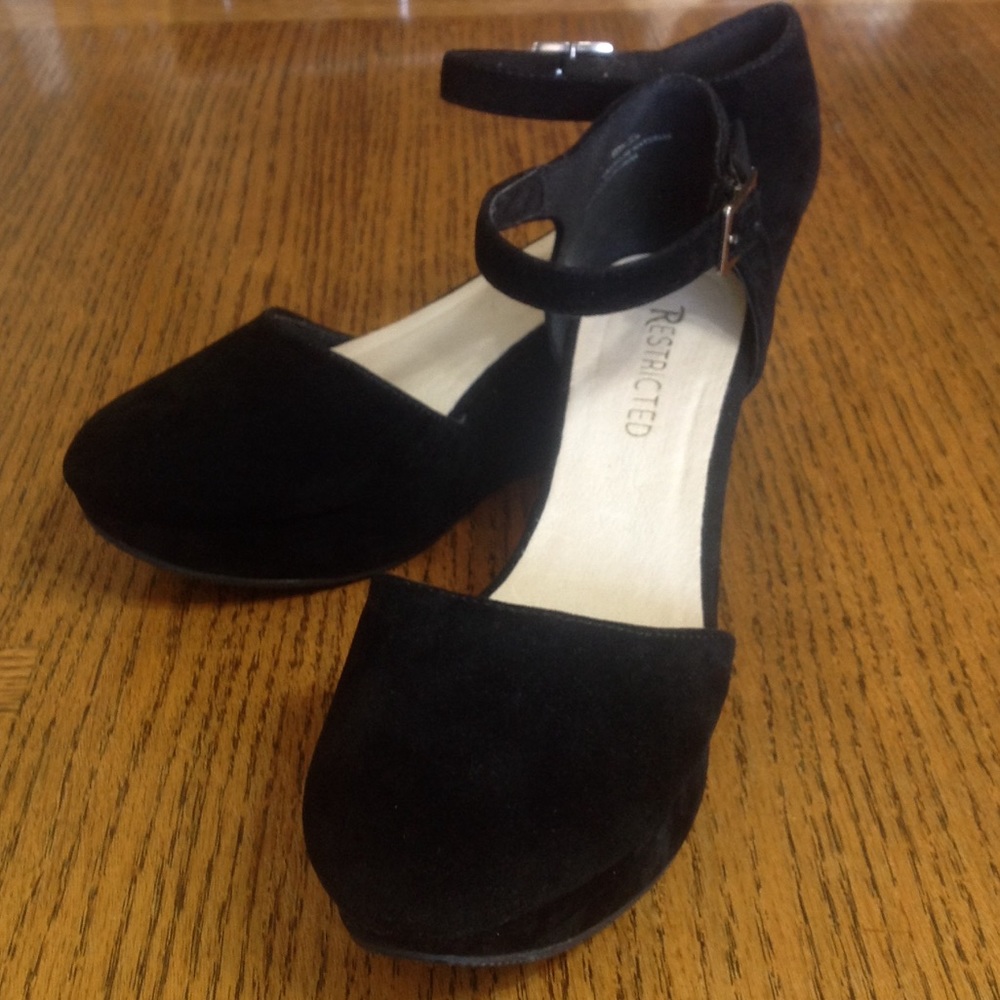 Restricted Wedged black velvet heels
