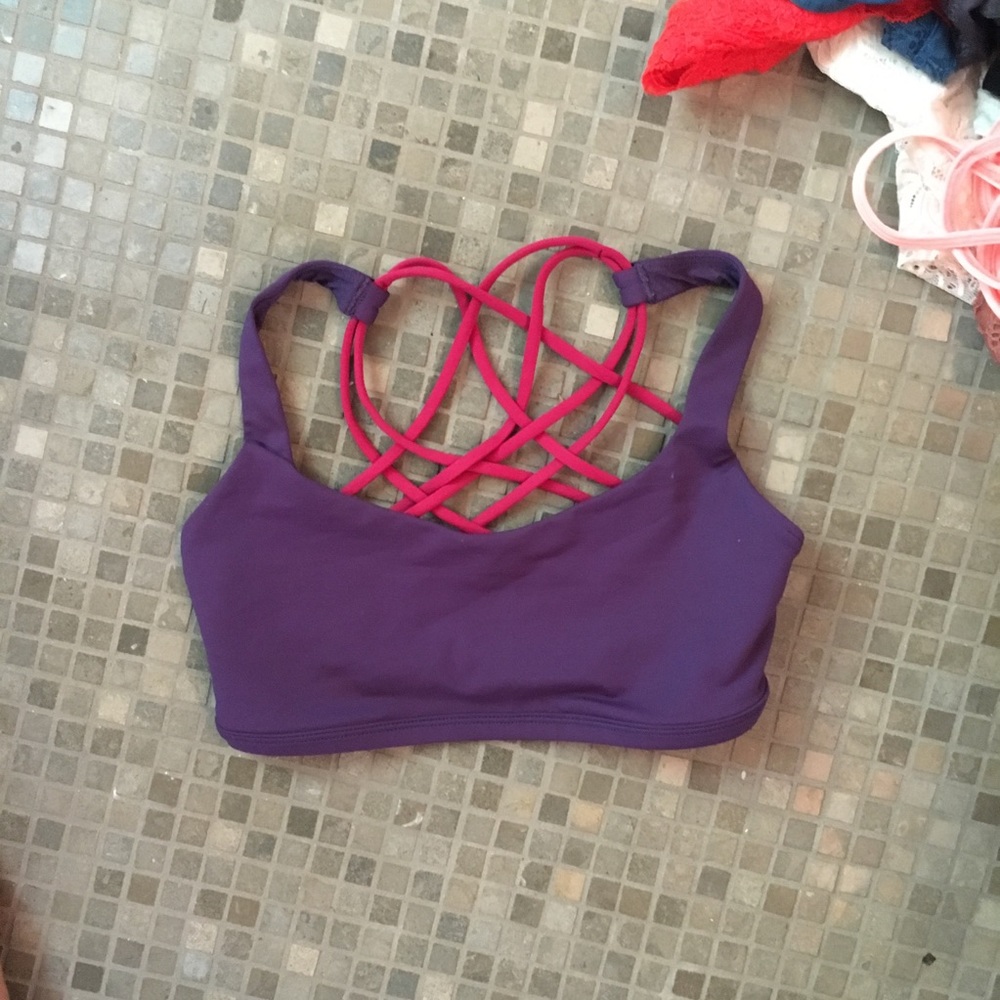 🚨HOLD🚨Lululemon free to be wild bra size 4 🚨