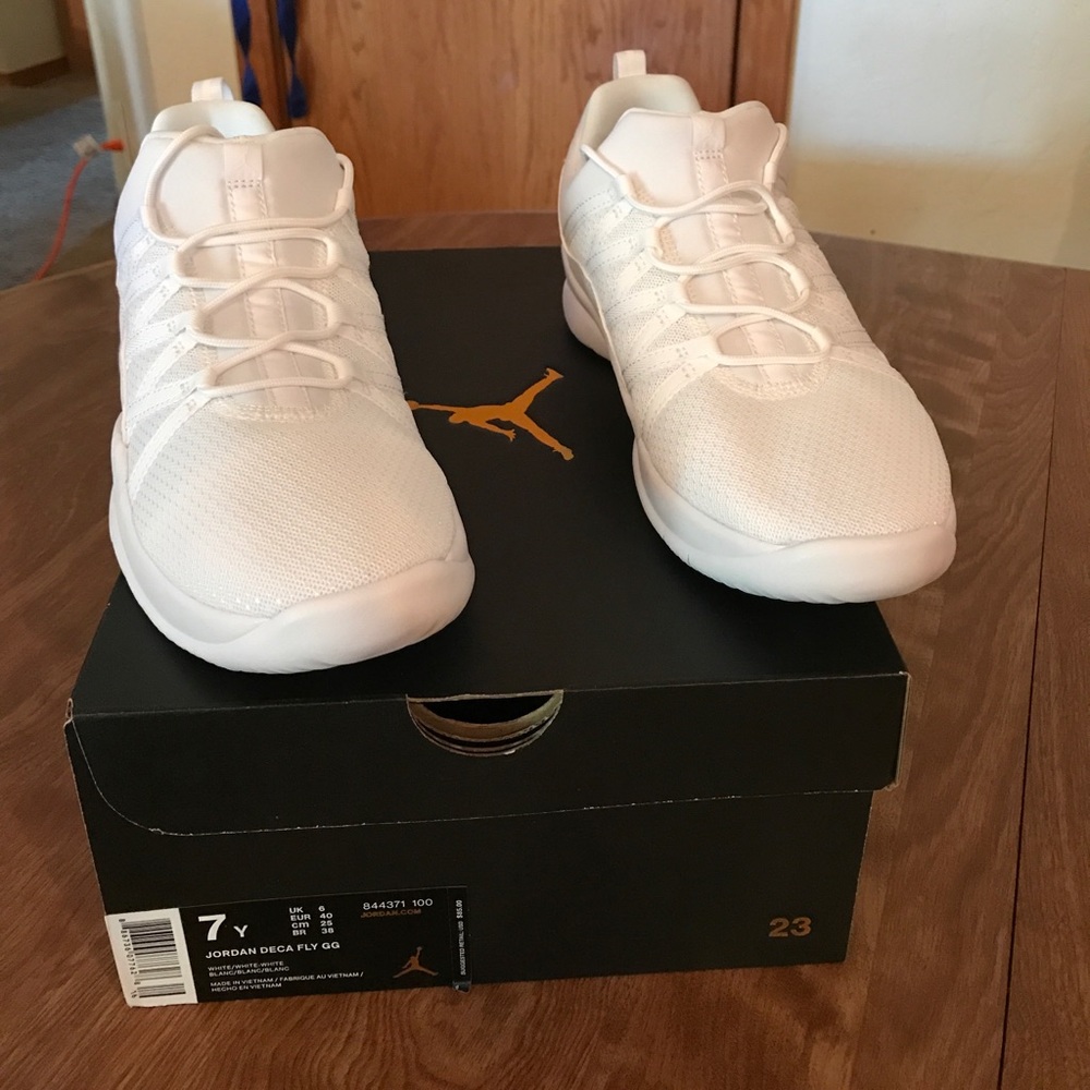 HOST PIC Girl Jordan. Size 7Y Grade School Girl