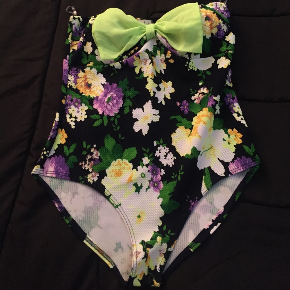 Woman's bodysuit/swimsuit