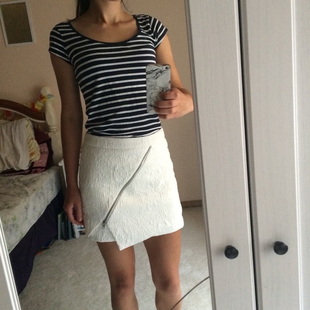 Short pencil skirt
