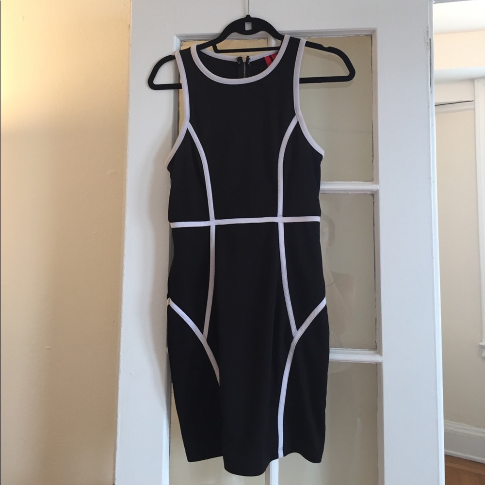 5/48 Black & White Bodycon dress! Easy Care size 2