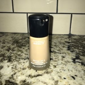 MAC Mineralize Moisture SPF 15 Foundation