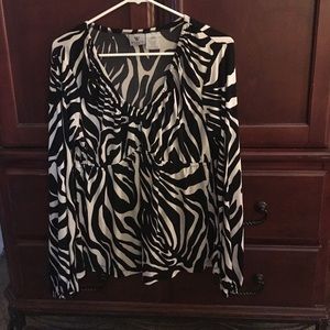 🔴 Worthington black and white shirt