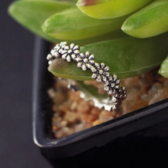 SOLD! Daisy Flower Thumb/Finger Ring - Picture 2 of 3