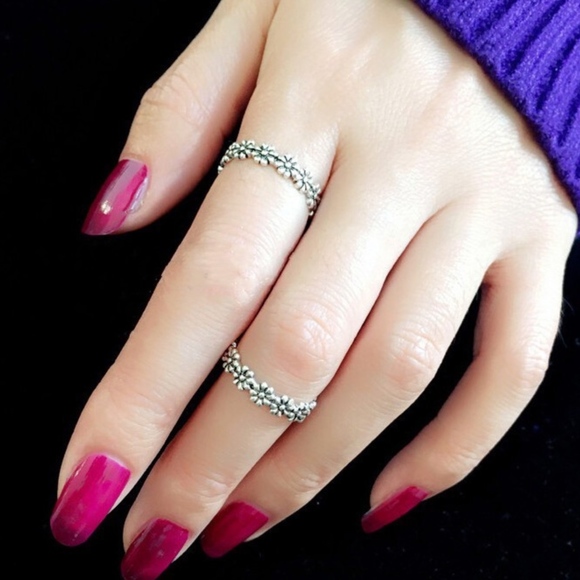 SOLD! Daisy Flower Thumb/Finger Ring - Picture 3 of 3