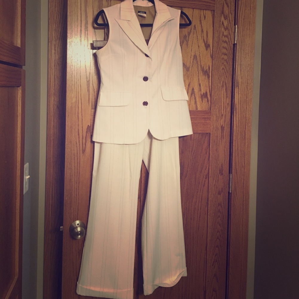 Sleeveless business suit