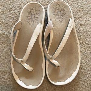 NEVER BEEN WORN Olukai White Leather Flip Flops
