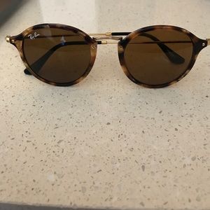 Circlular ray ban glasses