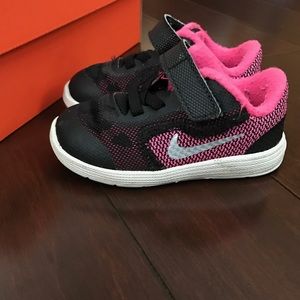 KIDS: Nike tennis shoes