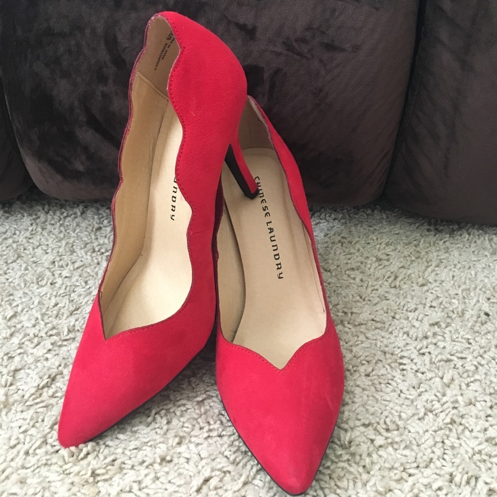 Red scallop pumps