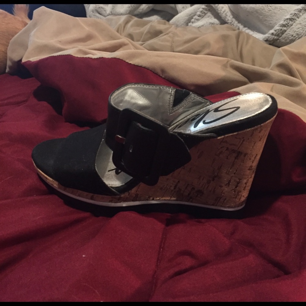 Black wedges