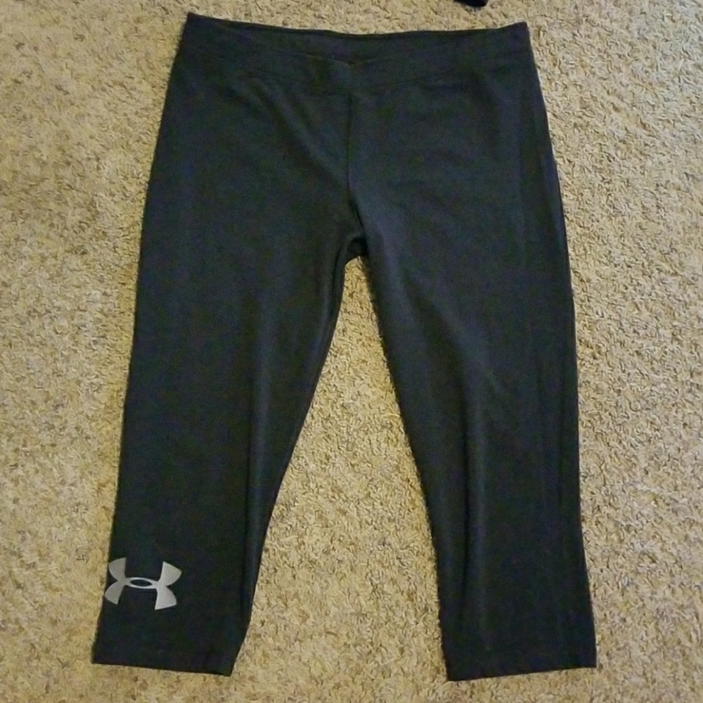 Large Under Amour running capri's