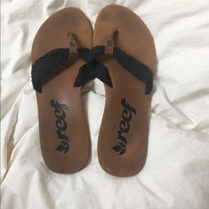 Reef tan/black flip flops