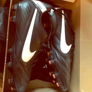 Nike Tiempo Natural 5 Cleats