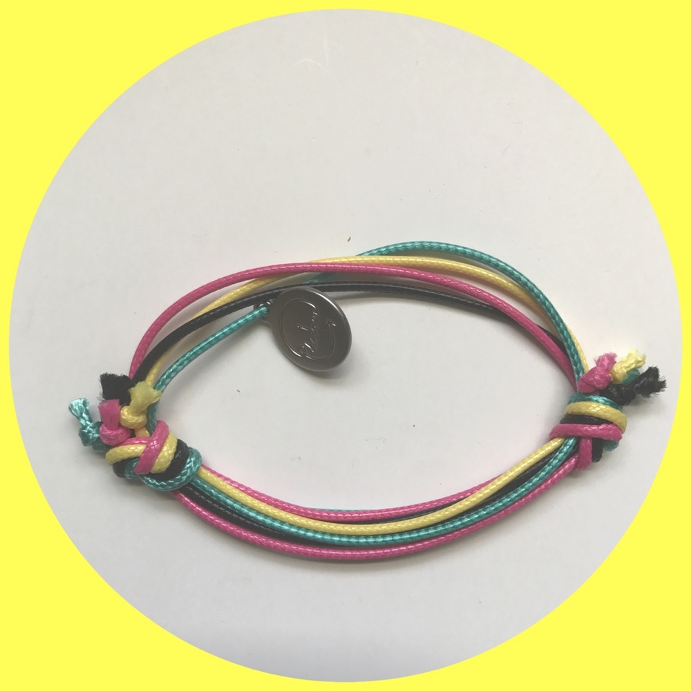 Adjustable knotted bracelet with "I know"medallion