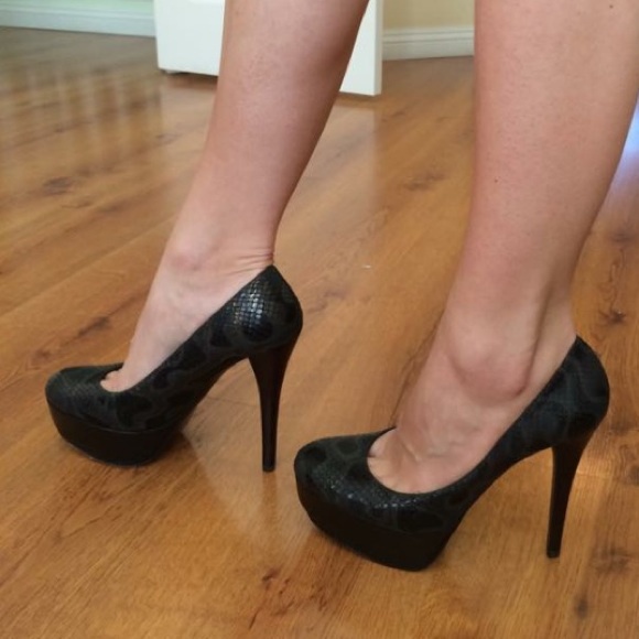 Stuart Weitzman Shoes - New-like Condition Stuart Weitzman Boaswoon Pump