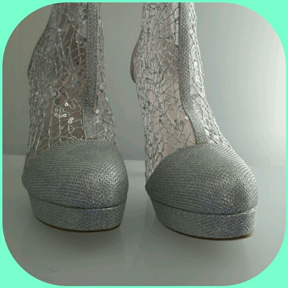 🤑Clearance Sale🤑 Super cute silver heels - Picture 3 of 4