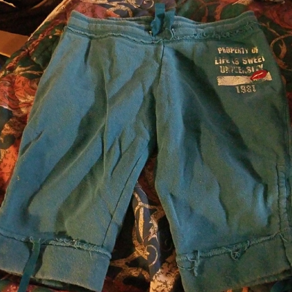 Size 3/5 long shorts life is sweet university lips